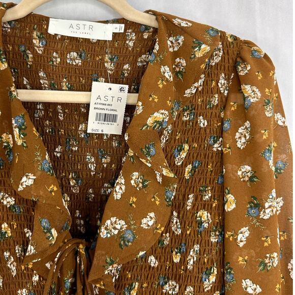 ASTR the Label Brown Ditsy Floral Ruffle Long Sleeve Smocked Top NWT Size Small - Picture 5 of 9